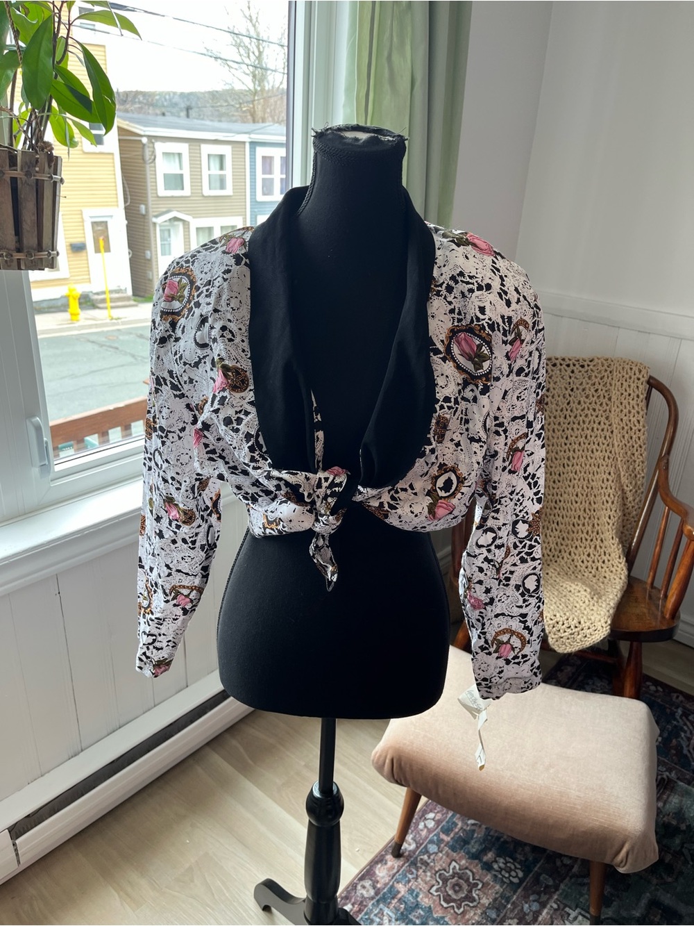 Women's vintage Floral Lace Tie-Front Cropped Top - White & Pink